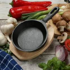 Minipfanne 13cm Mit Stiel U. Holzuntersetzer Gusspfanne Gusseisen Servierpfanne 13 Minipfanne 13cm Mit Stiel U. Holzuntersetzer Gusspfanne Gusseisen Servierpfanne -Wenko Verkäufe 06f843e7 c636 4bb7 86da 1ba26309c384