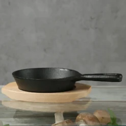 Minipfanne 13cm Mit Stiel U. Holzuntersetzer Gusspfanne Gusseisen Servierpfanne 12 Minipfanne 13cm Mit Stiel U. Holzuntersetzer Gusspfanne Gusseisen Servierpfanne -Wenko Verkäufe 6a746229 7450 46ed 8d90 5936469243e4